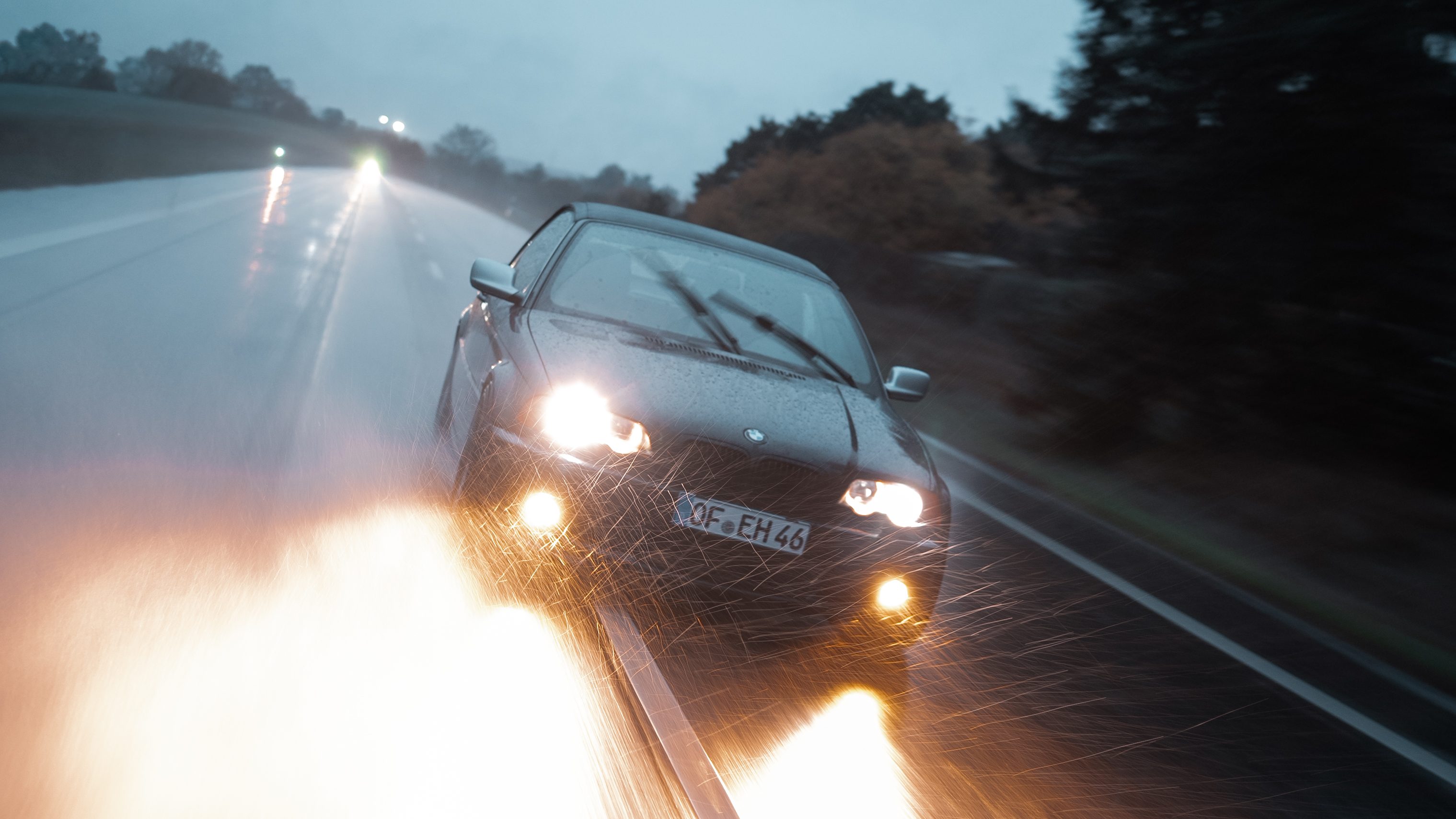 Rolling Shot auf Landstraße in der Dämmerung